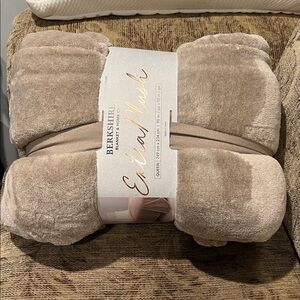 Berkshire Extra Plush Blanket